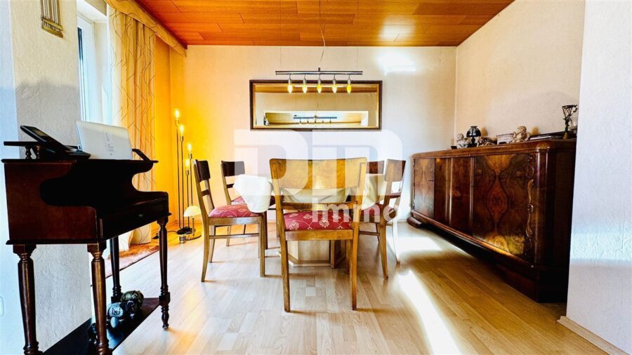 Teilsaniertes Traumhaus in begehrter Lage auf großem Grundstück mit Panoramablick - EG Wohn / Esszimmer mit Zugang zum Balkon